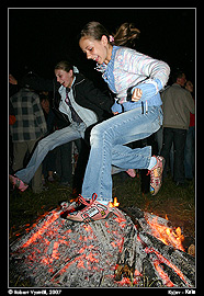 Svátek Ivana Kupala, skákání přes oheň