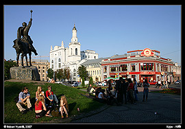 Kyjev - Kontraktova plošča, vpravo je restaurace Puzata chata