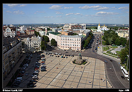 Kyjev - pohled ze zvonice v areálu Sofie Kyjevské na Sofijské náměstí a dále k chrámu svatého Michala