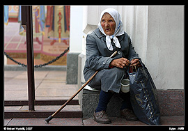 Kyjev - žebrající žena u vstupu do kostela