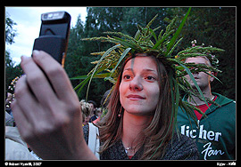 Kyjev - skanzen Pyrohovo, svátek Ivana Kupala, dívka fotící si svého prezidenta Viktora Juščenka