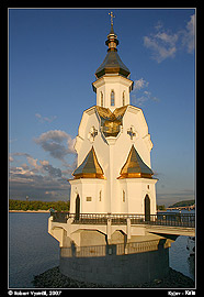 Kyjev - kostelík v městské části Podil stojící v Dněpru