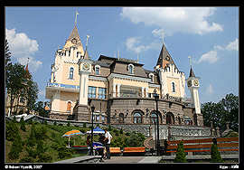 Kyjev - krásně opravený zámeček v parku nad Evropským náměstím